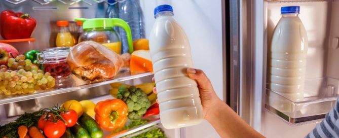 Alimentos para dormir mejor en un frigorífico bien surtido